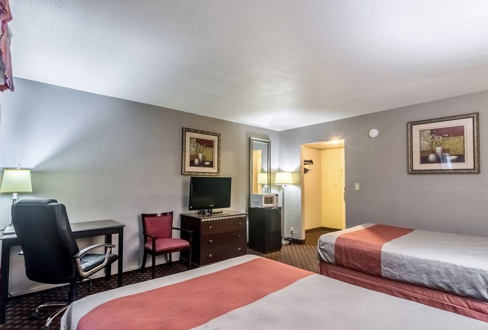 Oyo Townhouse Dodge City Ks Extérieur photo