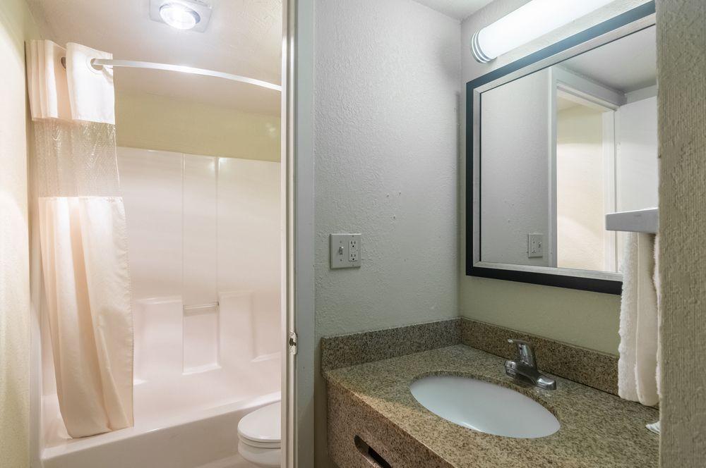 Oyo Townhouse Dodge City Ks Extérieur photo