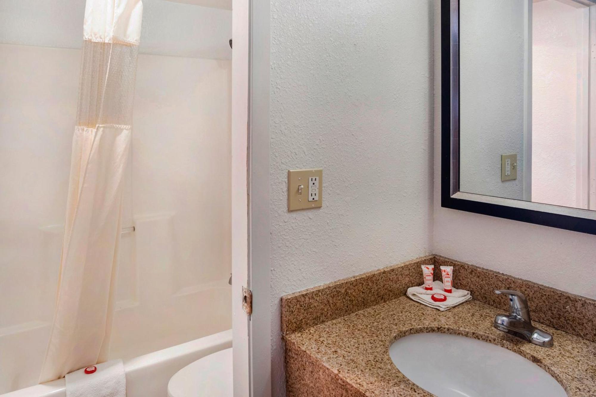 Oyo Townhouse Dodge City Ks Extérieur photo