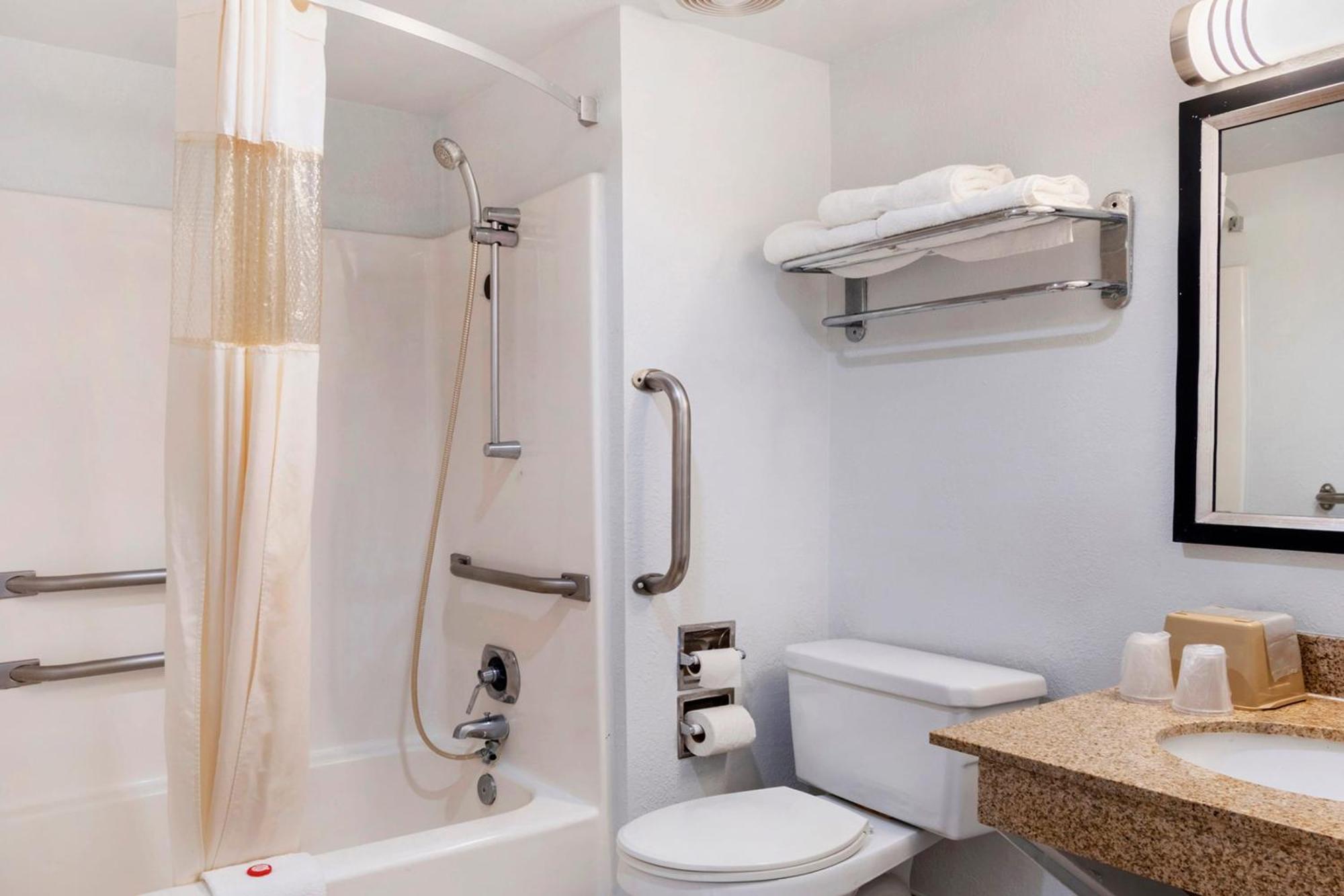 Oyo Townhouse Dodge City Ks Extérieur photo