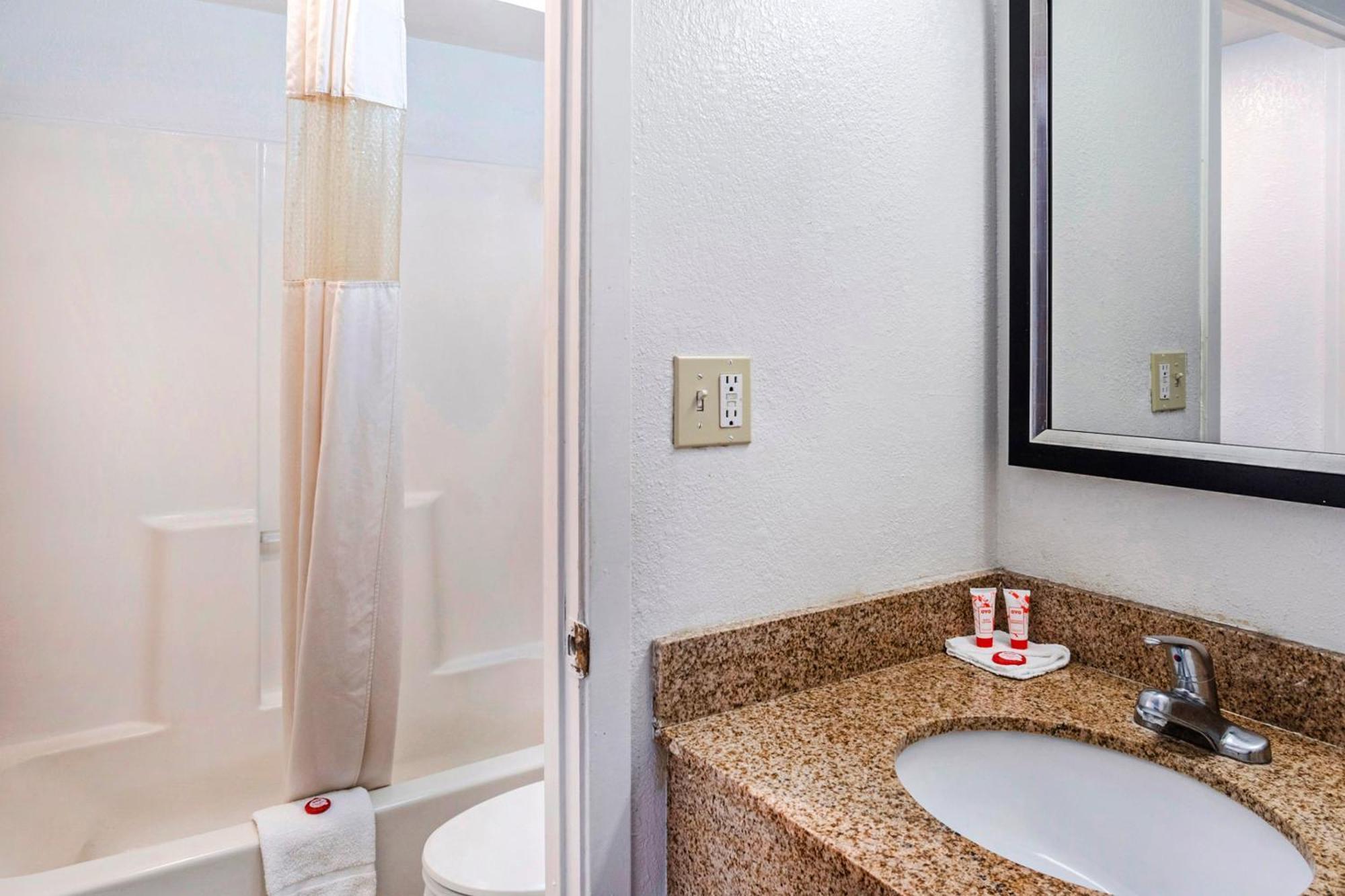 Oyo Townhouse Dodge City Ks Extérieur photo